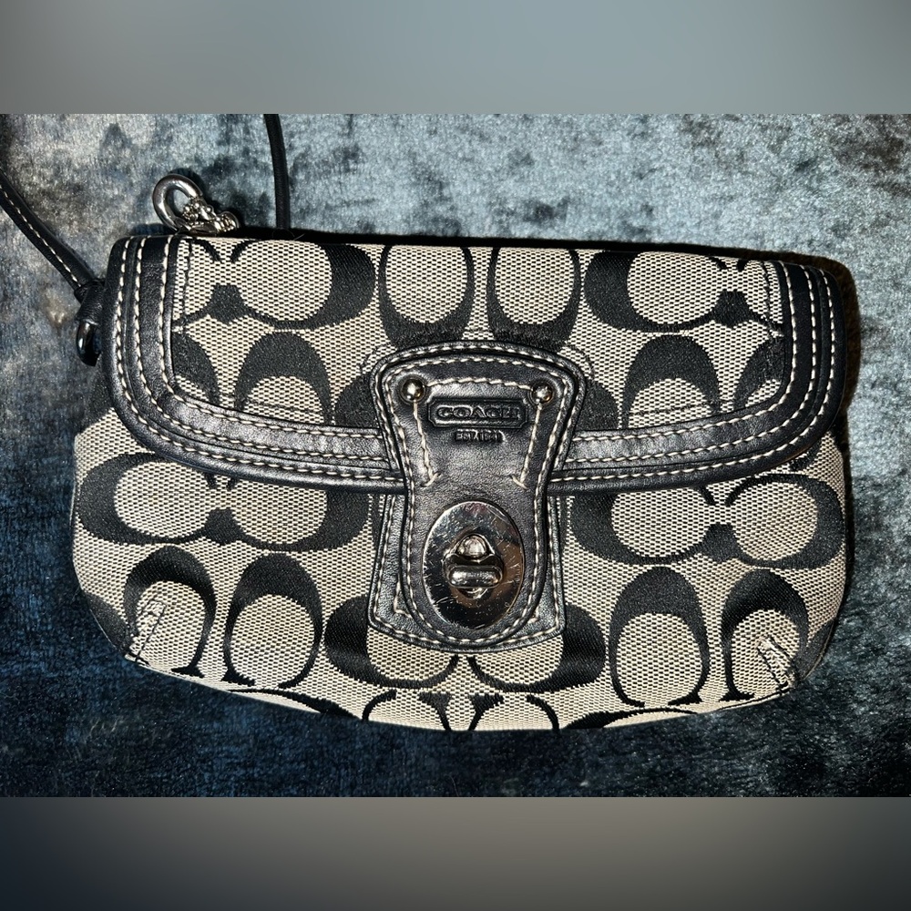 Coach Legacy Black & Tan Signature Canvas Wristlet with Turn-Lock vintage EUC ♥️ - Picture 2 of 13